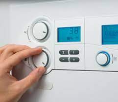 Kombilerin her dış hava sıcaklığında evi 20°c'de tutması için, hava soğuduğunda kombi ısıtma sıcaklığının arttırılması, hava ısındığında ise düşürülmesi gerekmektedir. Kombi Ayari Kacta Olmali Hizli Ve Garantili Cozumler