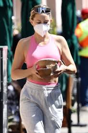 Kate hudson makes a statement in a corseted gown at the 2021 golden globes. Kate Hudson Out For Juice In Pacific Palisades 03 12 2021 Hawtcelebs
