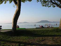 Damit die erfüllung dieses wunsches gelingt, erklären wir, was bei der suche nach einer immobilie am wasser zu beachten ist und welche. Balatonfenyves Familien Urlaub Am Balaton Sudufer