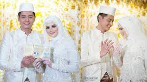 Check spelling or type a new query. Kemewahan Resepsi Pernikahan Roger Danuarta Cut Meyriska Gaun Pengantin Bertabur Swarovski Tribun Batam