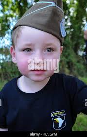 Young u s army 101st airborne hi-res stock photography and images