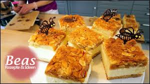 Die masse in einem mit backpapier ausgelegten backblech streichen und bei 170° c, 20 minuten backen. Das Bienenstich Rezept Mit Pudding Sahne Creme Fullung Backen Bienenstich Blech Youtube