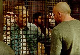 J'avais jamais vu prison break donc je me suis regardé toutes les saisons d'affillées et la en regadant le premier episode je trouve que c'est coérent avec ce qui est fait depuis le debut ! Prison Break Season 5 Episode 1 Review Watchthattv