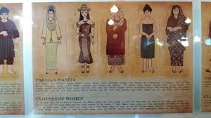 Pakaian ini merupakan pakaian tradisional kaum wanita melayu. Pakaian Wanita Zaman Kesultanan Melayu Melaka