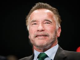 La transformación a los 77 años de Arnold Schwarzenegger en Papá Noel  paseando por las calles de Nueva York: "Ha envejecido 200 años en 2 meses"