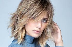 Questa acconciatura, estremamente originale e creativa, è caratterizzato da riccioli corti o medi tagliati in modo non uniforme e un certo arruffamento generale. Tagli Moda Ecco Il Taglio Del 2022 Che Ringiovanisce E Sfina Il Viso