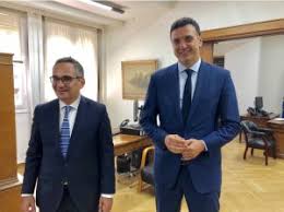 Πάνω από 1 εκατομμύριο έλληνες έχουν εμβολιαστεί έως σήμερα με τουλάχιστον μια δόση του εμβολίου κατά του κορωνοϊού, αναφέρει σε ανάρτησή του στο twitter ο υπουργός υγείας, βασίλης κικίλιας. Ti Zhthse O Neos Ypoyrgos Ygeias B Kikilias Apo Dioikhtes Nosokomeiwn Perifereiarxes Kai Tmhmatarxes