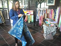 Karena tehnis segala sesuatunya dilakukan secara manual maka harga batik tulis merupakan salah satu jenis batik yang termahal dari. Proses Pembuatan Batik Dari Batik Losari Yayasan Losari