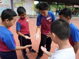 Ia dilakukan secara berkumpulan dengan mengucapkan lai lai li tam plong sebelum menunjukkan telapak atau belakang tangan. Wa Wa Warisan Keeping The Traditional Games Going Arts Ed