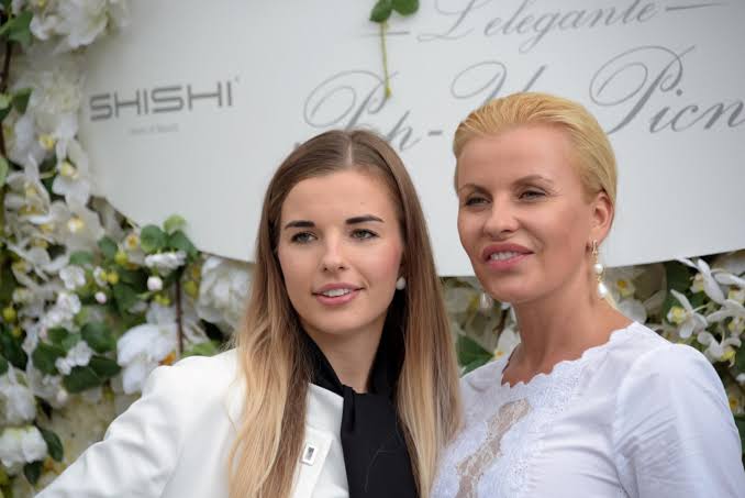 FOTO: Agnese Zeltiņa atklāj savu vasaras aizraušanos un pozē peldkostīmā -  nra.lv