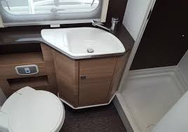 Salle De Bain Spacieuse Au Fond Camping Car Adria Coral Axess S 670 Slt Fiat Ducato 2 3 L Jtd Idylcar Salle De Bains Camping Car Fourgon Amenage Ducato
