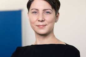 Wirtschaftsjournalist:in