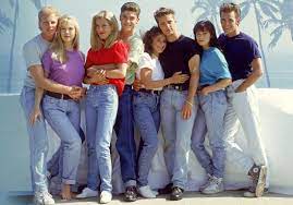 Six épisodes qui n'ont pas suffisamment marqué les . Beverly Hills 90210 La Serie Revient Avec Le Casting Original Elle