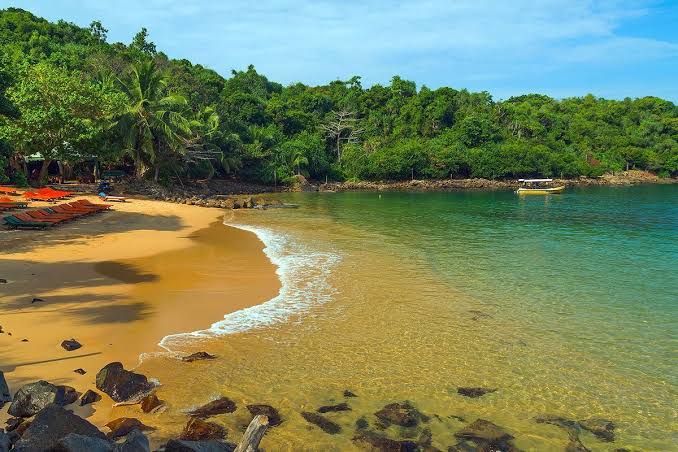 Unawatuna Beach crescent bay coral reef snorkelling restaurants south coast Sri Lanka