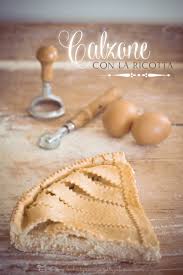 Scopri su cucchiaio d'argento le ricette dolci da preparare direttamente a casa tua: Ricetta Calzone Con La Ricotta Dolce Tradizionale Lucano Buona Pasqua Alixia Cafe