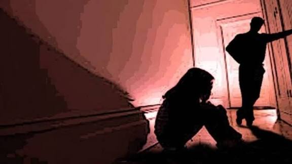 अल्पवयीन मुलीवरील अत्याचार आणिआजीच्या हत्याप्रकरणी कठोर कारवाई करावीकुंभार समाज विकास मंडळाचे मुख्यमंत्री फडणवीसांना निवेदनाद्वारे मागणी