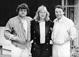 Nedokončil studia stomatologie na karlově univerzitě, ale hudbu studoval soukromě. Facebook