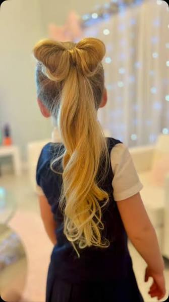 The prettiest low ponytail of our back to school hairstyles 💙 I love using ribbon in the hair, its such a inexpensive way to create great styles 💙 Our last Back to