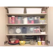 食器やキッチングッズ 料理道具など 台所で使うものはたくさん できるだけスッキリと使い勝手良く収納したいですよね シンクやコンロなどの上にある吊り戸棚も 上手に利用したいところ そこで kufura収納調査隊 では キッチンの吊り戸棚を上手に収納している