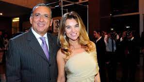Página oficial do narrador galvão bueno. Galvao Bueno Comemora 18 Anos Uniao Com A Esposa
