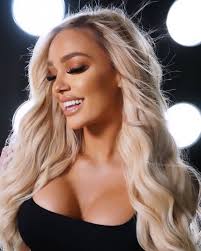 Courtney Riggs's Instagram, Twitter & Facebook