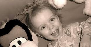 Moški si je omislil akvarij v katerem lahko plava tudi sam!