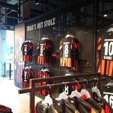 Eintracht frankfurt gerät nicht zum ersten mal unter verdacht, vor den ultras zu kuschen. Photos At Eintracht Frankfurt Fanshop Otto Fleck Schneise 7