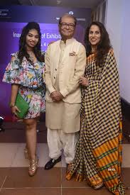 Shobha De With Husband Dilip De And Daughter Anandita De During The Opening Of Gallery 4 At Jehangir Art Gallery In Mumbai On November 10 2017 Photogallery Последние твиты от shobhaa de (@deshobhaa).