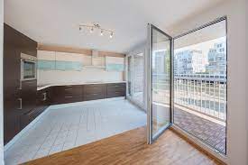 Er besteht aus einem 560 meter langen und 75 meter breiten hafenbecken, das durch eine mole vom main getrennt ist. Am Yachthafen 3 Zimmer Wohnung Mit Privatgarten Am Frankfurt Westhafen Cai Immobilien