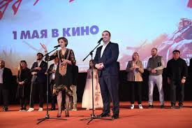 Сандрик спрашивает, как дед познакомился со своей будущей женой. Kinolenta Spasibo Dedu Za Pobedu Uzhe V Prokate World Podium