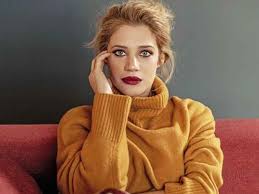 Από μικρή, όνειρό της ήταν να ασχοληθεί με την υποκριτική. Tzenh 8ewna H Allagh Sthn E3wterikh Ths Emfanish Einai O Ti Kalytero