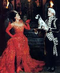 The film reinvented cruella yet again, this time as the spoiled and very glamorous magnate of a haute couture fashion house, house of devil. Anthony Powell Costumier 101 Dalmatiens 1996 Glenn Close Cruella De Vil Vestido De Novia Africana Disfraces De Disney Cruela