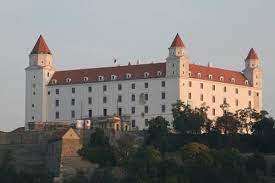 Slowakije heeft erg veel te bieden zoals: Slowakije Vakantie En Bezienswaardigheden Landenweb Net Castillos Bratislava Lugares Para Visitar