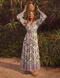 Wir bieten eine große auswahl an jacken, kleider, jeans, shirts, pullover & schuhe. 23 Wunderschone Blumenkleider Fur Den Sommer 2021 Vogue Germany