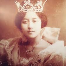 ANG BANSA Virginia Llamas Romulo ( ginang ni Carlos P. Romulo )