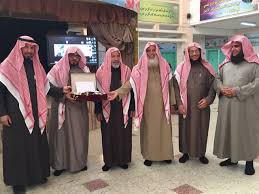 ثانوية تحفيظ القرآن الكريم بتعليم الزلفي تحتفي بالمعلم الطي ار شبكة سما الزلفي Academic Dress Fashion Dresses
