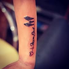 This design has familia written in an elegant font with flowers on both side and a charming family tattoo design for ladies on side belly. Unique Family Cute Easy Tattoo Design Unique Family Tattoos Family Tattoos Momcanvas