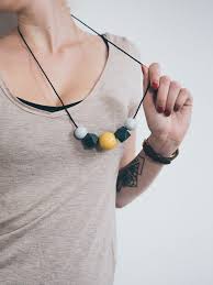 Hier zeigen wir tolle bastelideen, um ganz flechtkette selber machen. Werbung Diy Holzperlenkette Selber Machen Als Herbst Accessoire Yeah Handmade