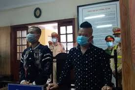 Dương minh tuyền là nhân vật khá nổi trên các mạng xã hội, với biệt danh là thánh chửi vì có nhiều clip tự quay chửi nhau với nhiều lời lẽ khiếm nhã. Hai Káº» Báº¯n Vao Xe Thanh Chá»­i DÆ°Æ¡ng Minh Tuyá»n LÄ©nh 69 Thang Tu Giam Vietnamnet