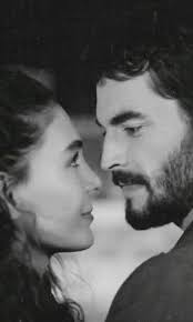 TU CARA TUVO LA CULPA Tus labios son flor de almendro que anuncian la  primavera y a su savia yo me adhiero para que corra en mis venas. Tus ojos  son los