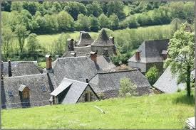 Saint Vincent De Salersle Bourg Est Bati Au Pied D Un Escarpement Rocheux Qui Domine La Vallee Glaciaire Du Mars Village P Auvergne Salers Calendrier Almanach