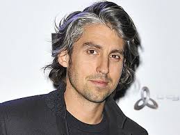 Pin By Pilar Pereira On Hair Grey Hair Young Grey Hair Young Face Dark Haired Men