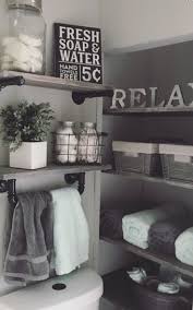 Here are twelve quintessential farmhouse wall decor ideas for how to decorate the walls in a farmhouse home! Bauernhaus Wand Dekor Bad Zeichen Gemalt Bauernhaus Zeichen Etsy Kuchenmobel Bathroom Farmhouse Style Farmhouse Wall Decor Farmhouse Bathroom Decor