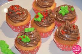 Dans un saladier, fouettez le beurre mou avec le sucre glace. Decoration Cupcakes De Noel En Pate A Sucre Et Chocolat A Modeler Blog Univers Cake