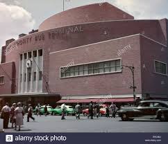That only takes about 30 minutes, i believe. 1950er Jahren Beschaftigt Ebene Strassenansicht Der New Yorker Port Authority Bus Terminal An Der Eighth Avenue Und 42nd Street Manhattan Stockfotografie Alamy