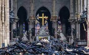 De nombreuses images et vidéos d'un nuage de fumée ont été postées sur les réseaux sociaux. Video Incendie A Notre Dame De Paris Les Images De L Interieur De La Cathedrale