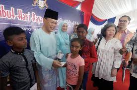 Dan pergauilah manusia dengan akhlak yang mulia. ayat tersebut menunjukkan bahwa dalam islam kebaikan dan keburukan telah jelas, dan tidak diperbolehkan untuk dicampuradukkan antara keduanya. Rumah Terbuka Mb Johor Meriah