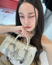 Stand Oil Pop-Up Store in Thailand!👜  แอบมาบอกว่าภายในงานมีส่วนลดโปรโมชั่นของแถมเยอะมากก ตั้งแต่วันที่ 15  พฤศจิกายน ~ 16 ธันวาคม นี้ที่ Siam Center ชั้น G นะค้าา @standoil.th  #STANDOIL #STANDOILTH #STANDOILPOPUP