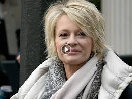 Video Sophie Davant Rares Images De L Animatrice A Ses Debuts Dans Les Annees 80 Coupe Carre Degrade Sophie Davant Davant