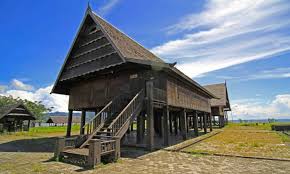 Kedua suku ini sebenarnya serupa tapi tak sama. 5 Nama Rumah Adat Sulawesi Selatan Dan Keunikannya Budayanesia